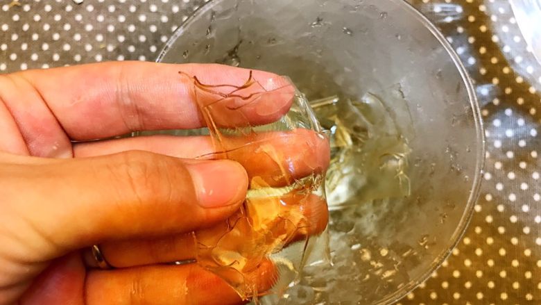 清爽甜点《柠檬Oreo芝士蛋糕》【蛋糕】,泡好的吉利丁片,是软软的。倒掉冰水。