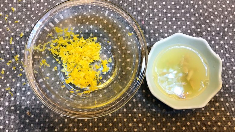 清爽甜点《柠檬Oreo芝士蛋糕》【蛋糕】,搞定了,我是用手抓出来的汁,所以剩下的柠檬泡水了。我这里有籽,等下我会用过滤网过滤掉,你也可以这一步用手去掉。😁
