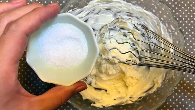 清爽甜点《柠檬Oreo芝士蛋糕》【蛋糕】,软化好的奶油奶酪,倒入糖(我用木糖醇啦。如果你用白糖,可以多放5克,因为木糖醇的甜度是白糖的1.2倍)
