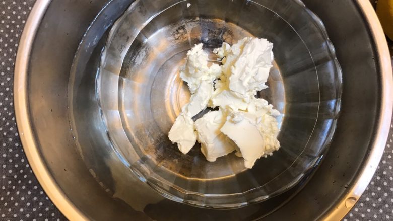 清爽甜点《柠檬Oreo芝士蛋糕》【蛋糕】,奶油奶酪需要提前拿出来软化,我是临时起意所以隔热水软化,也是一样的。只要软化到位就可以咯。(实在不想晚上打开烤箱了,太热了,这几天广州又闷又热,都快热成🐶了!)