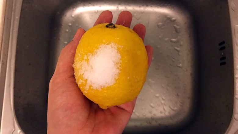 清爽甜点《柠檬Oreo芝士蛋糕》【蛋糕】,用食用盐清洗柠檬,用力撮一撮,还可以去死皮,蛮好的!🤣