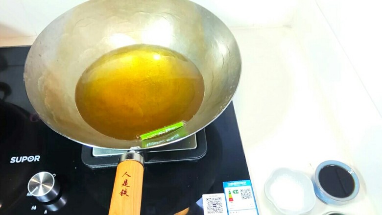 自制葱油+拌面,锅里放油,丢一个葱叶,葱叶冒泡了,就可以放葱段炸了。