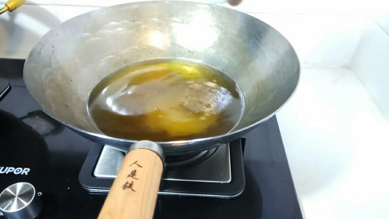 自制葱油+拌面,趁油热,放白砂糖,搅拌融化。