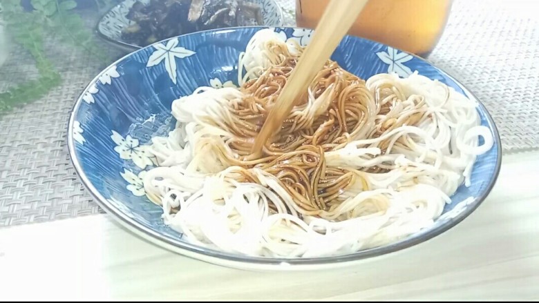 自制葱油+拌面,吃得时候,下好面,加几勺葱油拌均匀就可以了。