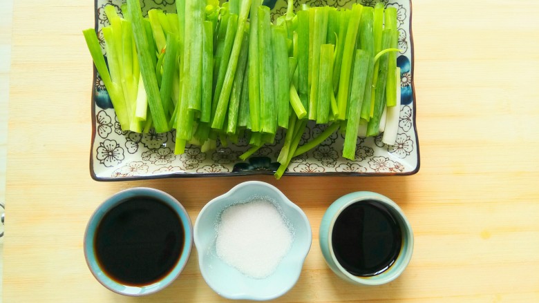 自制葱油+拌面,用到的材料提前准备好。