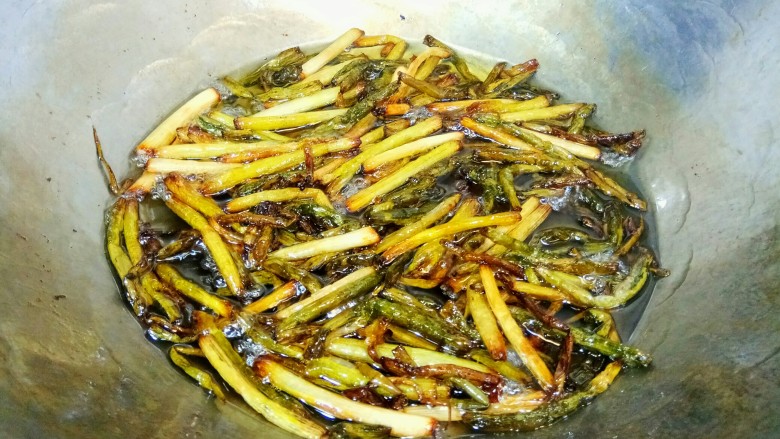 自制葱油+拌面,炸至葱段金黄,无水分。