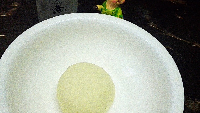 苦瓜发面饼,揉至光滑面团,包上保鲜膜进行发酵