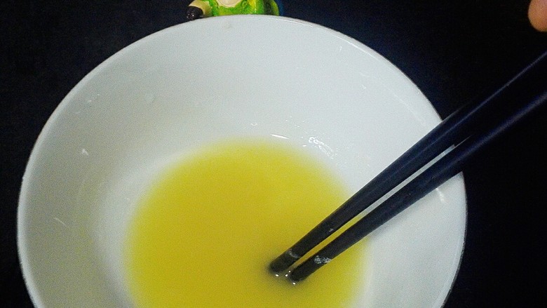 苦瓜发面饼,锅烧热,放入猪油,油热时倒入面粉中,边倒边搅