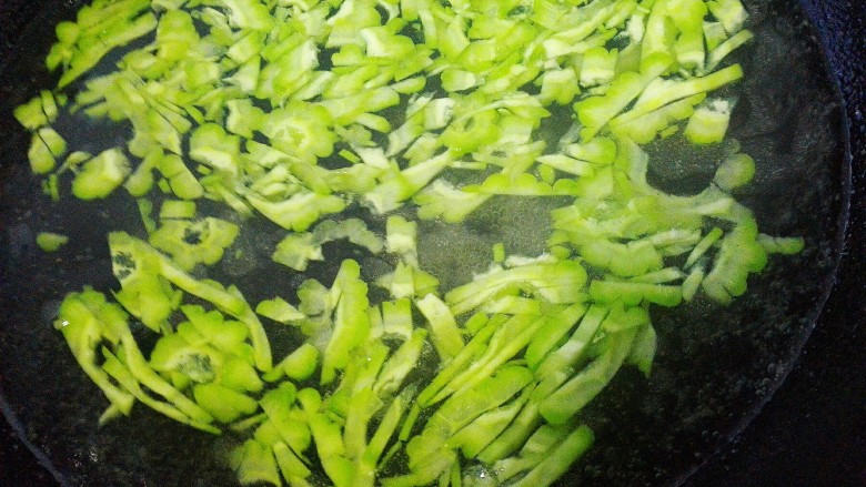 苦瓜发面饼,快速焯水,几秒就好。