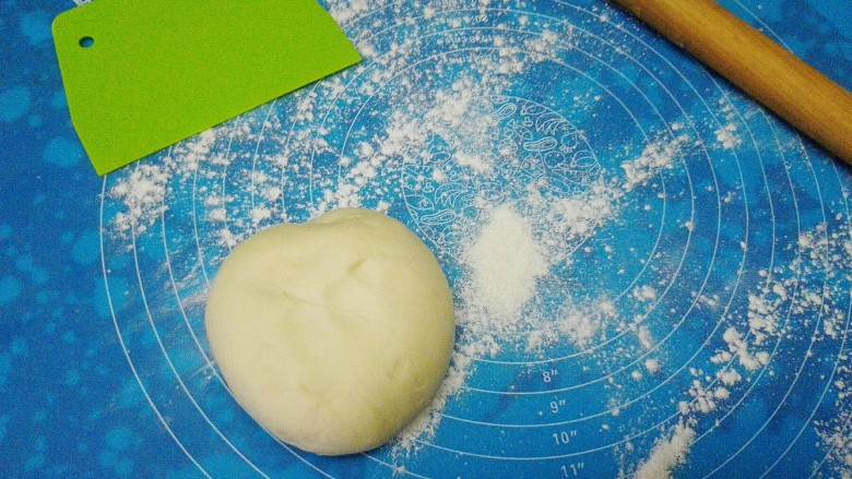 苦瓜发面饼,撒点干粉,面团揉至排气。