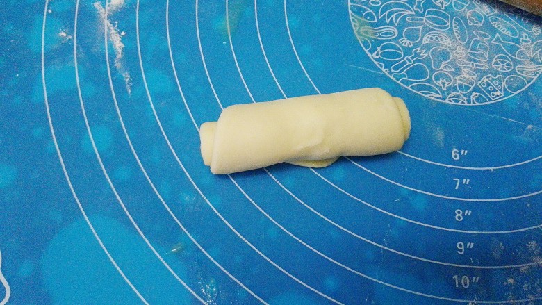 苦瓜发面饼,卷起来,两头向中间靠拢,压扁擀成中间厚周边薄的圆面皮