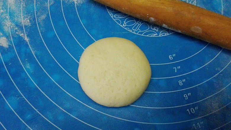 苦瓜发面饼,象包包子一样,收口朝下,整形成饼状