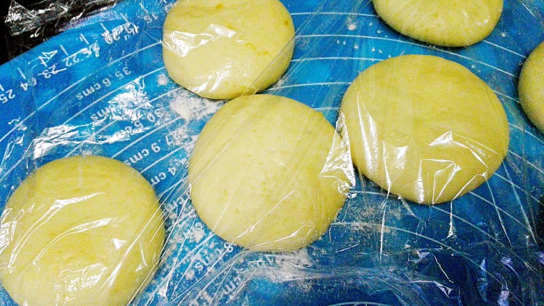 苦瓜发面饼,一个个弄好,盖上保鲜膜醒发十几分钟