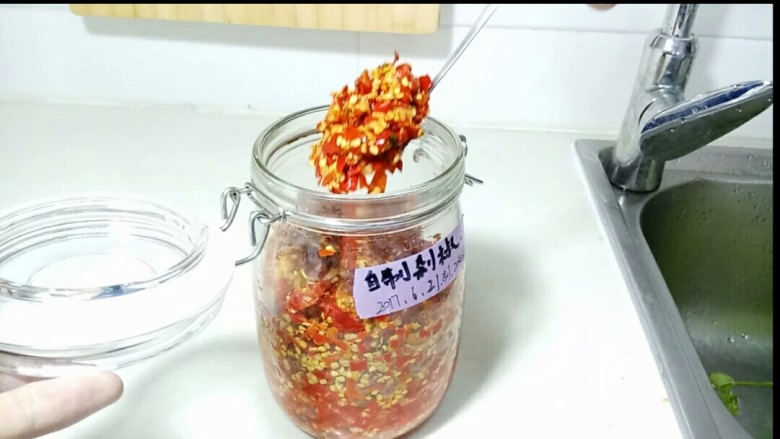 剁椒小龙虾,<a style='color:red;display:inline-block;' href='/shicai/ 10005'>自制剁椒</a>。