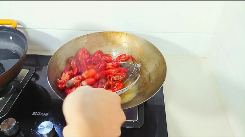 剁椒小龙虾,小龙虾先过一遍油,捞出备用。