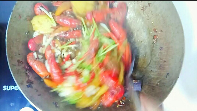 剁椒小龙虾,放入香菜梗,蒜沫,拌匀。