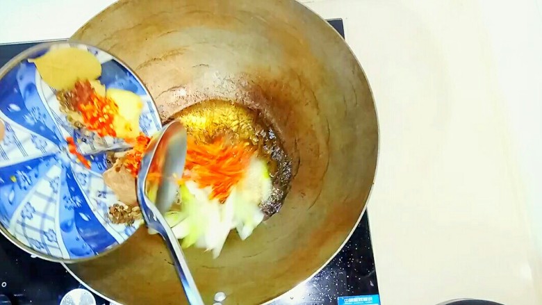 剁椒小龙虾,另起油锅,放入盘子里的配料和剁椒。