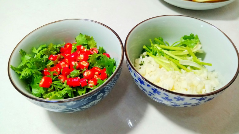 剁椒小龙虾,小米椒,香菜叶。蒜沫,香菜梗。