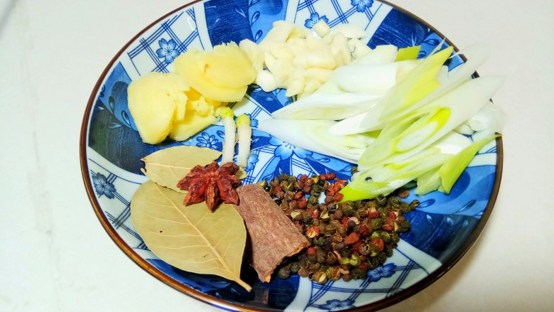 剁椒小龙虾,葱姜蒜,香菜根,八角,桂皮,香叶,花椒