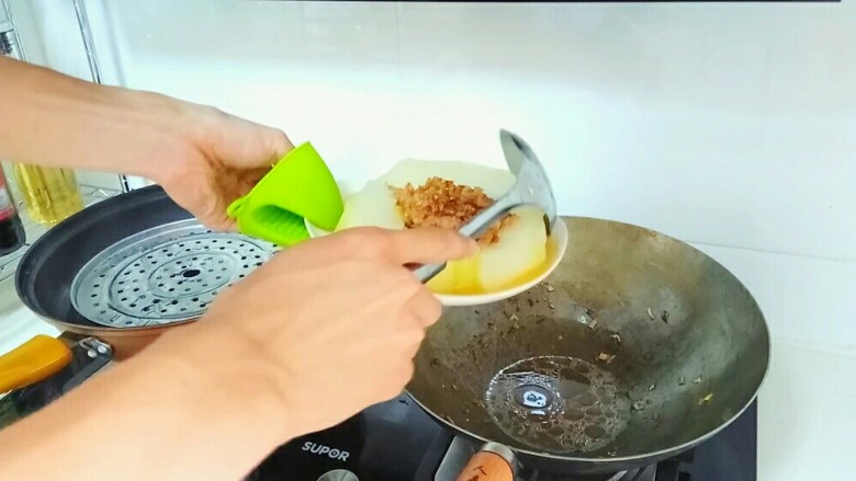 水晶冬瓜香肉,蒸好后,把多余的汤汁倒进锅里。