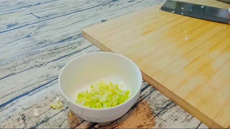 水晶冬瓜香肉,葱和姜,切成粒。