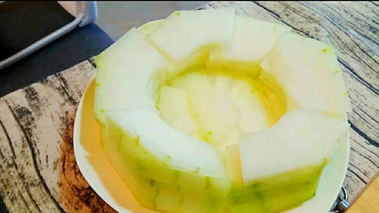 水晶冬瓜香肉,如图摆盘,中间留10厘米左右圆圈。