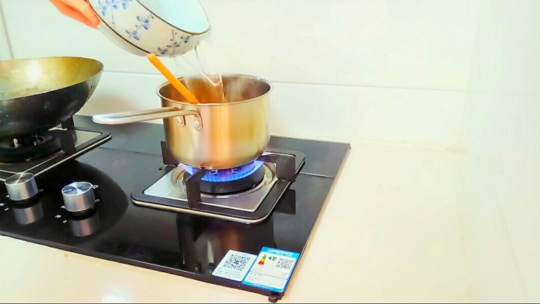 姜丝冬瓜暖胃茶,加水,开中火。