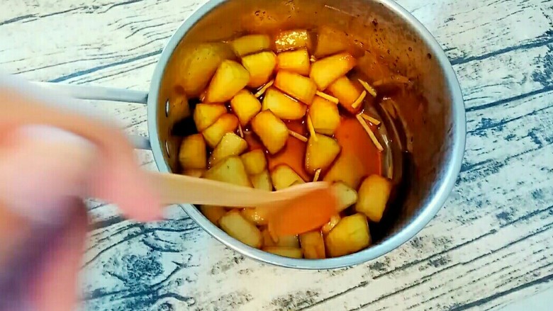 姜丝冬瓜暖胃茶,腌制完是这个样子的,会流出冬瓜本身的汁水。