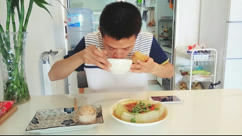姜丝冬瓜暖胃茶,冬瓜的清香,加姜丝的辛香,非常好吃,很适合夏天喝。