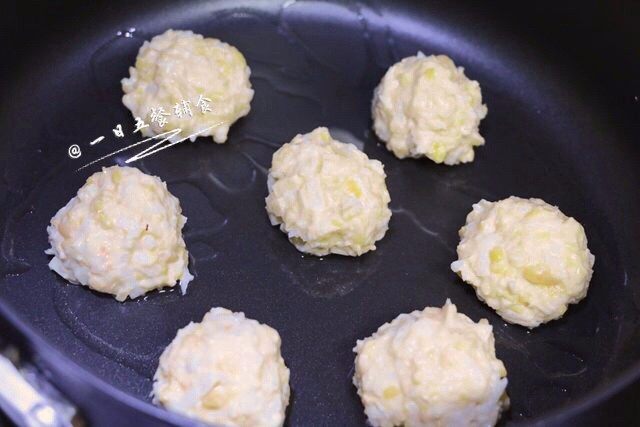 鹰嘴豆奶酪小饼,不粘锅中,抹少许油,先不开火。勺子直接挖到锅里,或者戴手套取一勺糊糊揉成球,放入锅中,再开火,全程中小火。