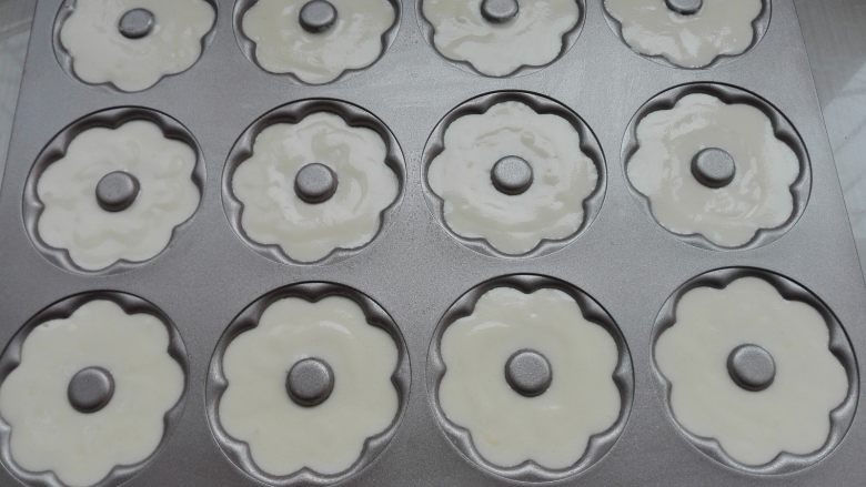 南瓜形小蛋糕,装入裱花袋挤进模具中,震出气泡