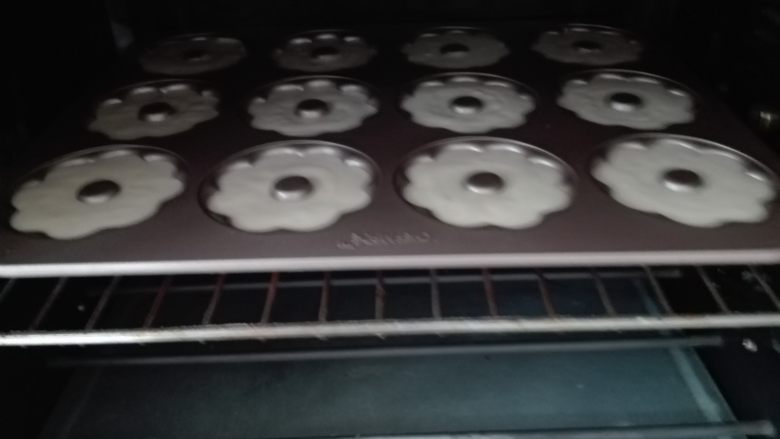南瓜形小蛋糕,烤箱预热,中层上下火150度,20分钟(根据自家烤箱实际温度操作)