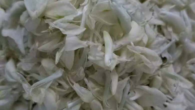 蜂蜜槐花烙,槐花取花瓣,清洗