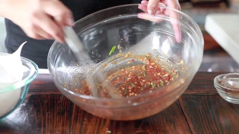 秘制酱料烤鸡翅,搅拌均匀啦,动起来