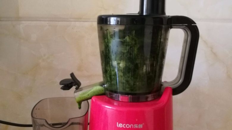 挤挤小面包-绿豆蛙表情包,把菠菜稍微切碎,放入原汁机,可以一遍加入一点清<a style='color:red;display:inline-block;' href='/shicai/ 156925'>水</a>