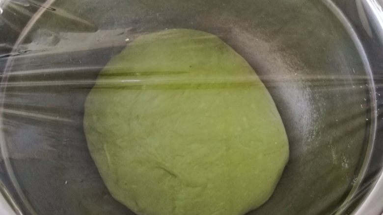 挤挤小面包-绿豆蛙表情包,将揉好的面团放入干净无水的盆中,盖上保鲜膜
