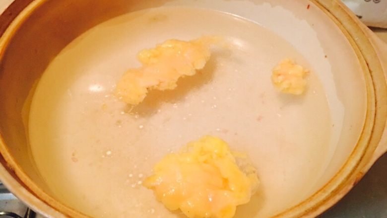 土鸡汤,一锅水,加入鸡油