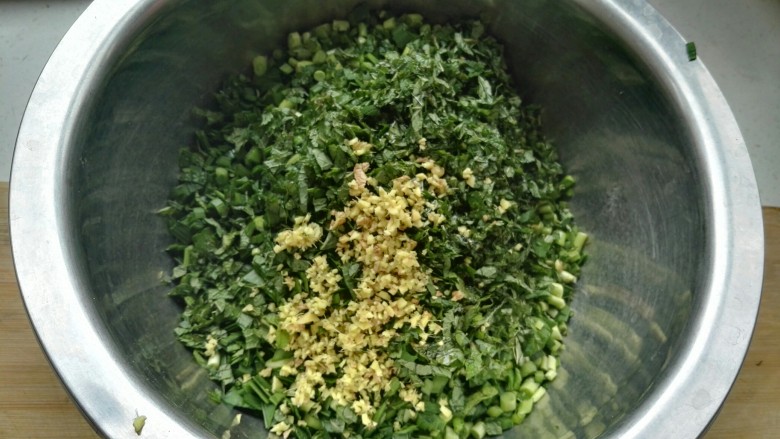 紫薯皮鸭蛋韭菜粉条馅素饺子(一饺两吃),韭菜、十香菜、藿香、姜全部切碎放盆中,倒入<a style='color:red;display:inline-block;' href='/shicai/ 847'>香油</a>拌匀锁水。