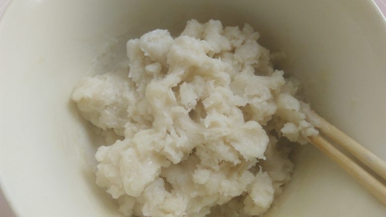白玉饼皮月饼,蒸熟的面团取出用筷子扒拉散开,帮助降温