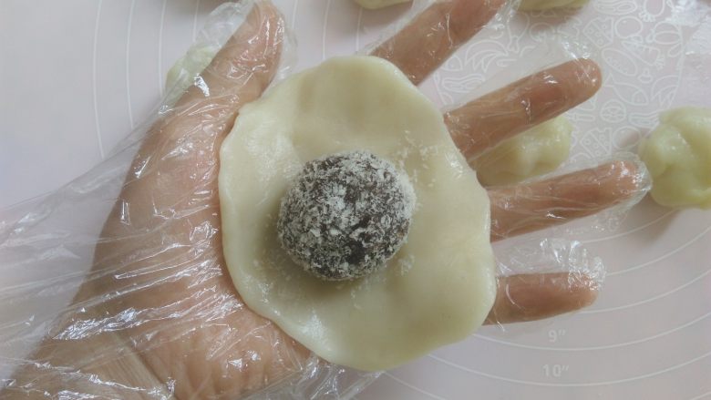 白玉饼皮月饼, 取一个面团压扁,包上豆沙馅,像包包子那样包起来,捏一下收口