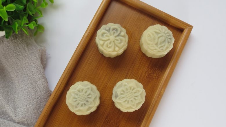白玉饼皮月饼,很Q弹的饼皮月饼,吃不完的用保鲜盒装好放冰箱保存