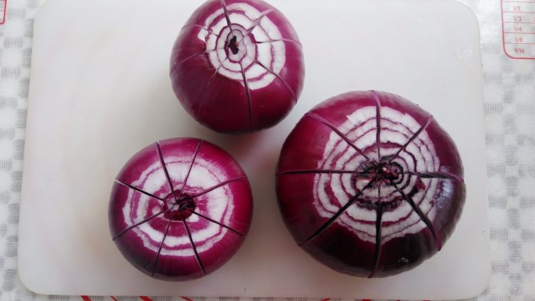 洋葱的绽放之旅,所有的洋葱依次切好,整个洋葱刷一层<a style='color:red;display:inline-block;' href='/shicai/ 140122'>玉米油</a>