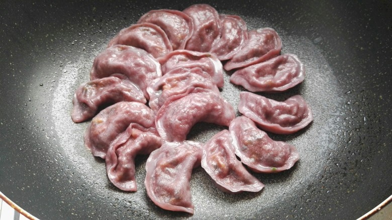紫薯皮鸭蛋韭菜粉条馅素饺子(一饺两吃),盖盖焖干(面糊水调的太稀了,没有出冰花,没连一起)。