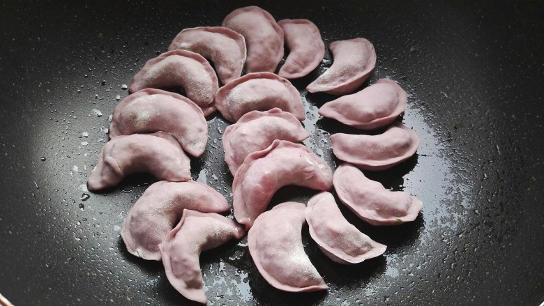 紫薯皮鸭蛋韭菜粉条馅素饺子(一饺两吃),放入饺子稍煎制。