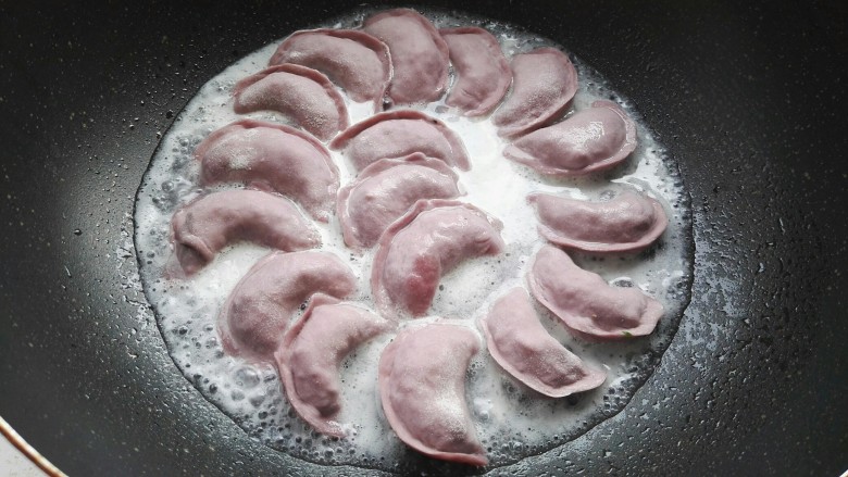 紫薯皮鸭蛋韭菜粉条馅素饺子(一饺两吃),倒入稀面水(面糊水调的有点稀了)。