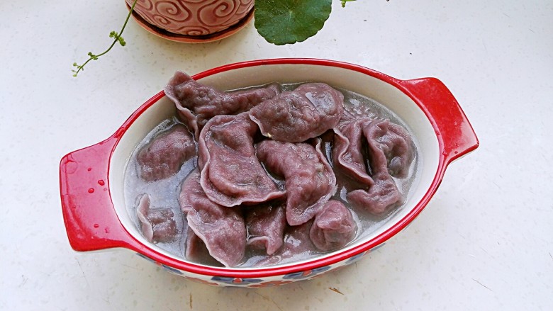 紫薯皮鸭蛋韭菜粉条馅素饺子(一饺两吃),炒锅添热水,剩下的饺子放锅里煮(头锅煎,二锅煮,一是可以把剩下的面糊水倒入锅内避免浪费,二是煮过饺子的锅没有油腻也好刷洗)。