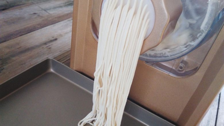 青菜素面,面条开始缓慢的制作,到一定长度的时候用剪刀剪断