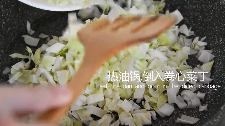 福清番薯丸这么经典的小吃你会做吗?,热油锅,倒入卷心菜丁