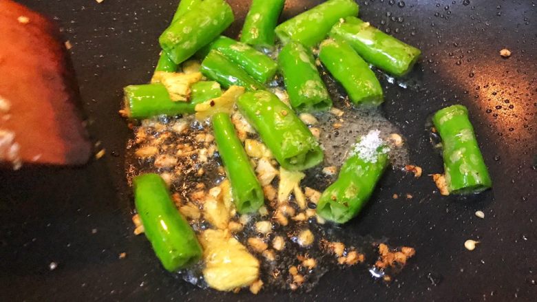 超满足便当(16),倒入辣椒翻炒 再加少许盐翻炒