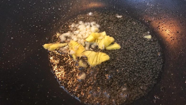 超满足便当(16),加入姜蒜 爆香
